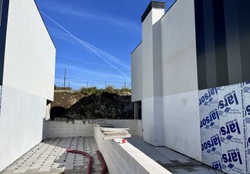 Muro y solado de terrazas entre bloques